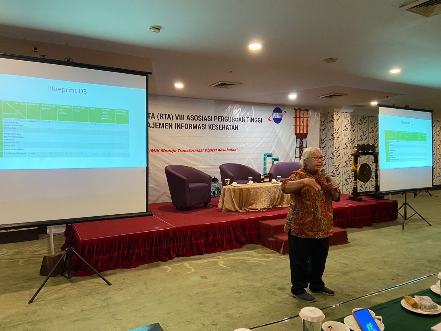 Foto kegiatan Seminar Nasional APTIRMIKI 2025, peserta seminar di aula besar