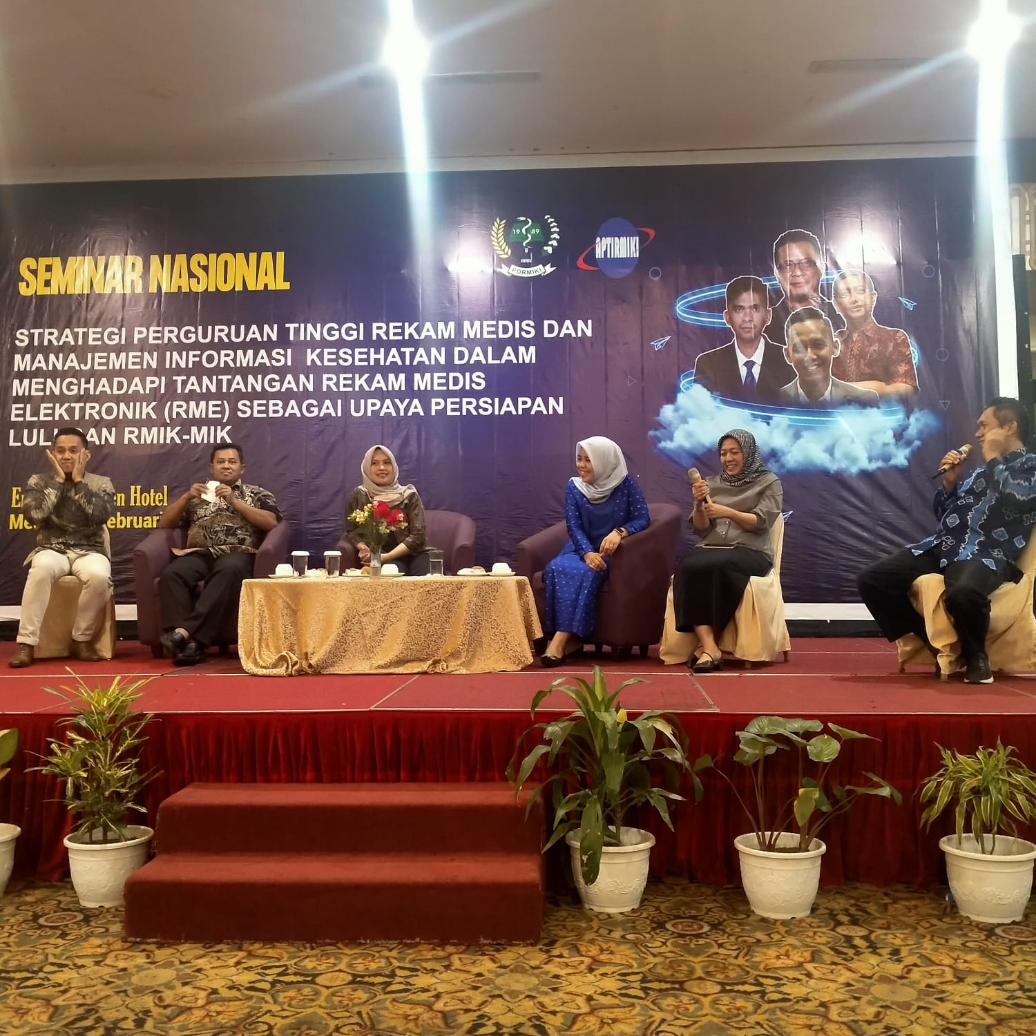 Foto kegiatan Lomba Mahasiswa APTIRMIKI, mahasiswa mempresentasikan karya ilmiah